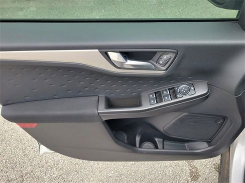 Used 2020 Ford Escape SE image 16
