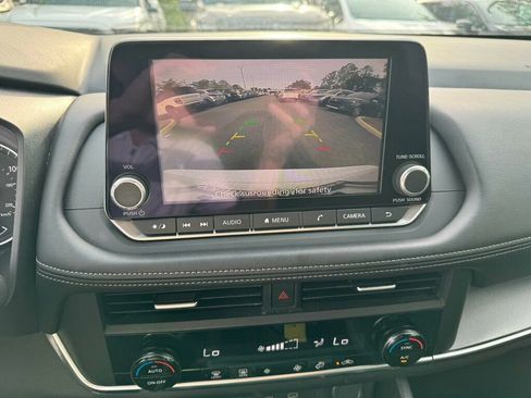 Used 2025 Nissan Rogue SV FWD image 6