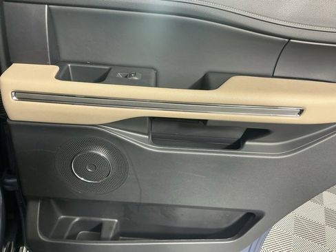 Used 2022 Ford Expedition XLT image 11