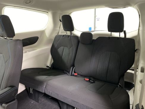 Used 2021 Chrysler Pacifica Touring w/ Uconnect Theater Family Group FWD image 21