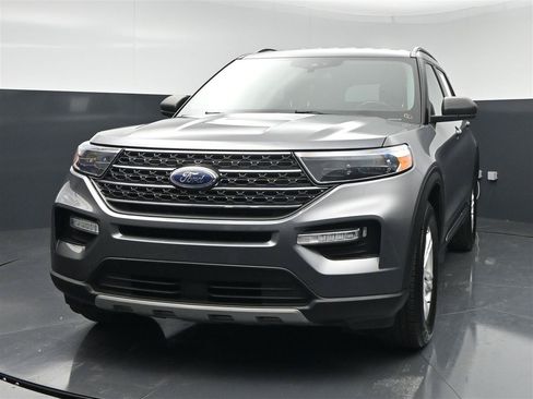 Used 2022 Ford Explorer XLT w/ Equipment Group 202A AWD/4WD image 2