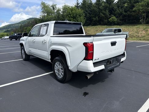 Certified 2025 Toyota Tacoma SR5 AWD/4WD image 6