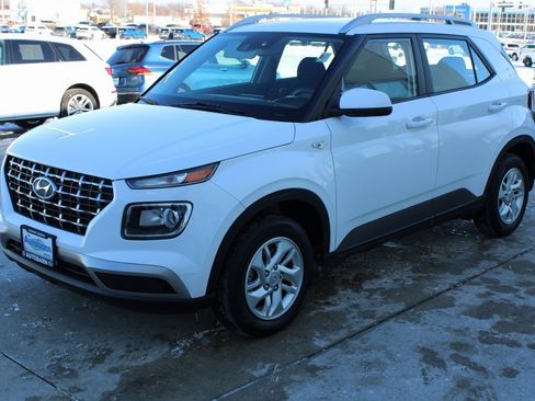 Used 2020 Hyundai Venue SEL image 3