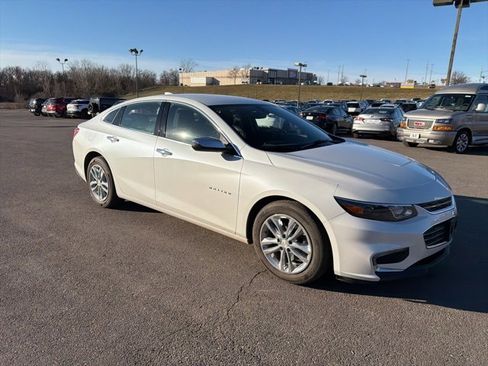 Used 2018 Chevrolet Malibu LT image 2