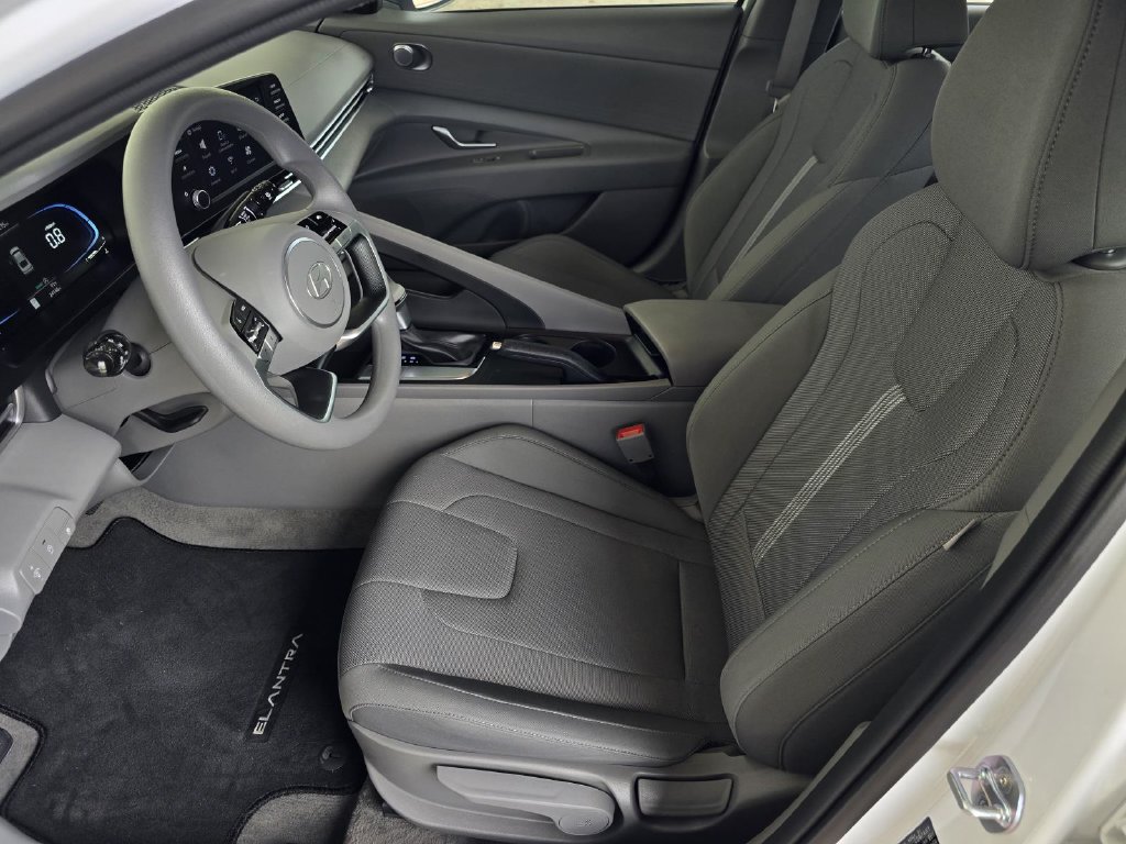 Used 2024 Hyundai Elantra SE FWD image 25