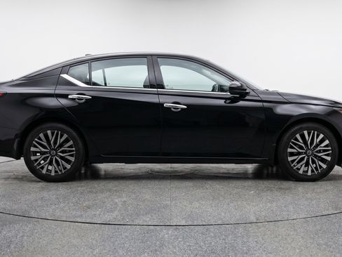Used 2025 Nissan Altima 2.5 SV FWD image 11