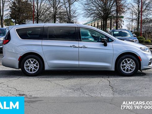 Used 2024 Chrysler Pacifica Touring-L image 10