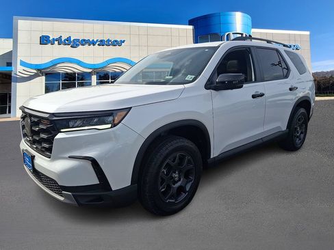 Used 2024 Honda Pilot TrailSport image 3