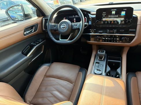 Used 2024 Nissan Pathfinder Platinum AWD/4WD image 21
