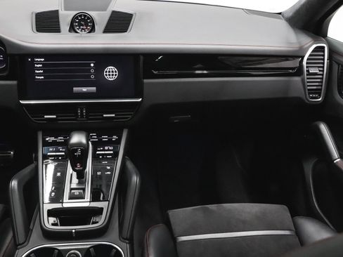 Used 2023 Porsche Cayenne GTS w/ Premium Package image 31