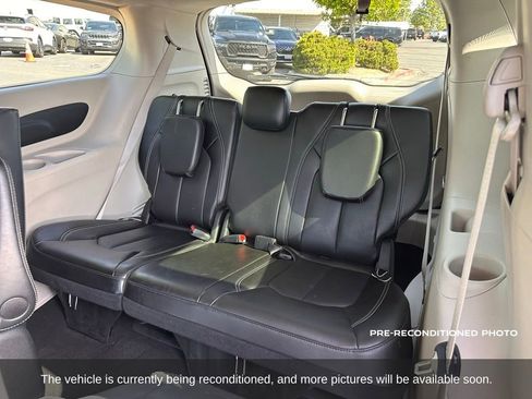 Used 2024 Chrysler Pacifica Select image 13