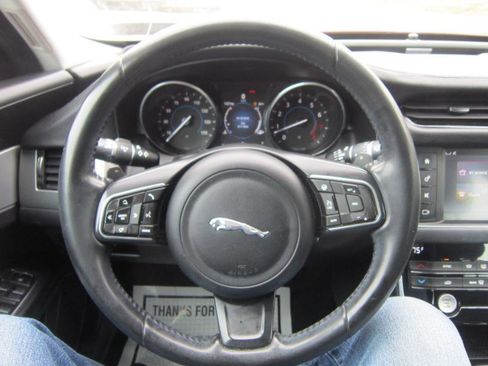 Used 2018 Jaguar XF Premium image 12