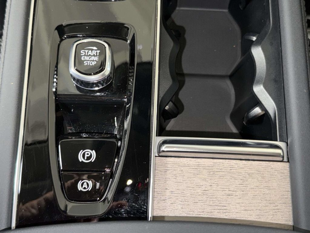 Certified 2025 Volvo XC90 T8 Plus w/ Protection Package Premier AWD/4WD image 23