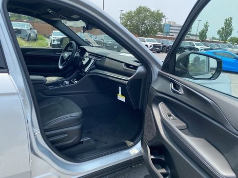 New 2025 Jeep Grand Cherokee L Altitude image 27