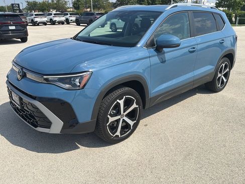 Certified 2025 Volkswagen Taos SEL AWD/4WD image 3