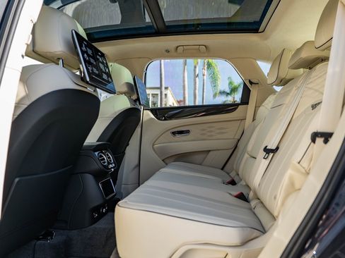 Used 2025 Bentley Bentayga Atelier image 14