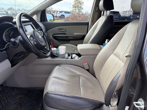 Used 2017 Kia Sedona LX w/ LX Essentials Premium Package image 6