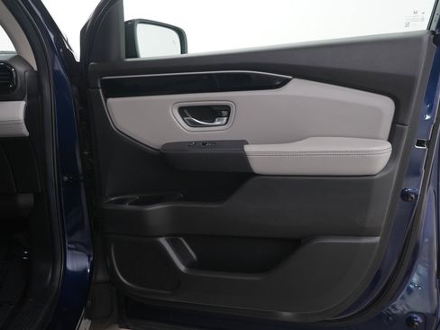Used 2025 Honda Pilot Touring image 9