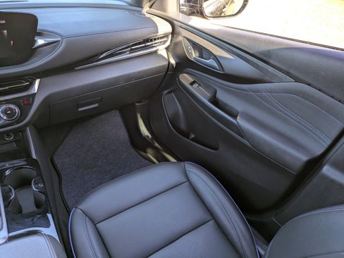 Used 2025 Buick Envista Sport Touring image 17