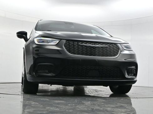 Used 2025 Chrysler Pacifica Limited FWD image 42