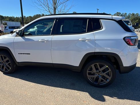 New 2026 Jeep Compass Latitude image 11