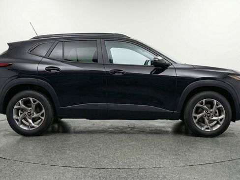 Used 2025 Chevrolet Trax LT w/ LT Convenience Package FWD image 9