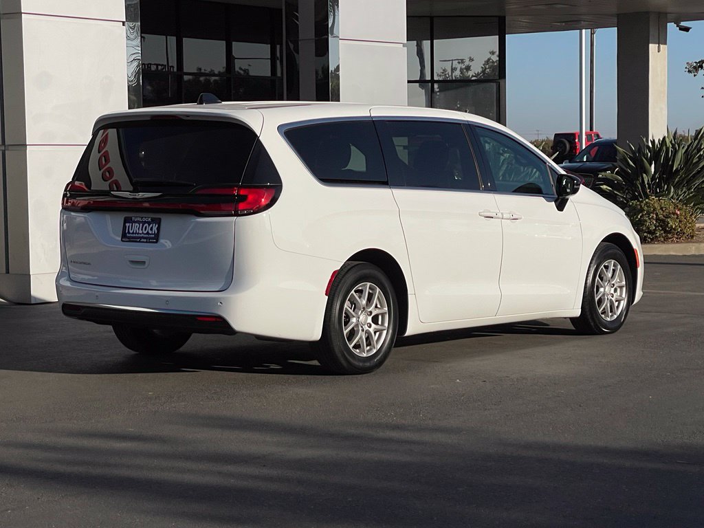 Used 2025 Chrysler Pacifica Select FWD image 4