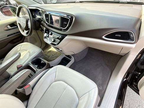 Used 2018 Chrysler Pacifica Touring-L image 34