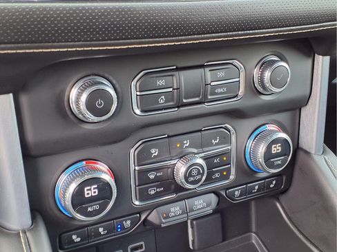 Used 2023 GMC Yukon SLT AWD/4WD image 10