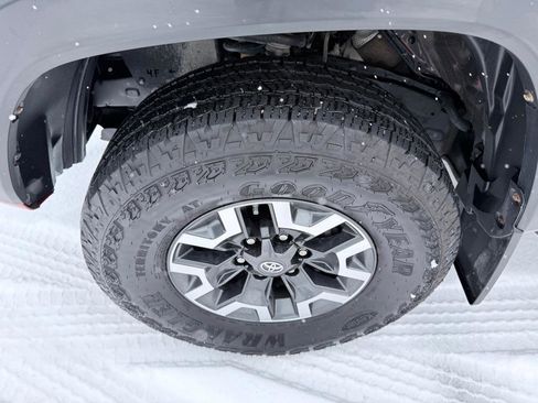 Used 2018 Toyota Tacoma TRD Off-Road w/ Technology Package image 9