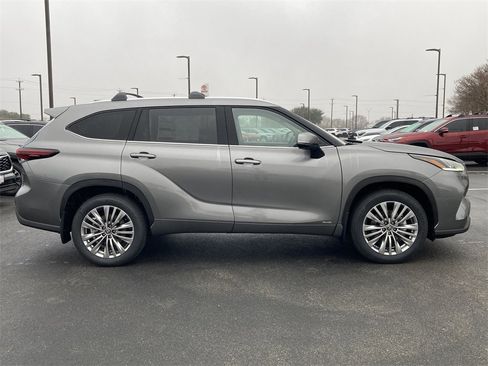 New 2026 Toyota Highlander Platinum image 4