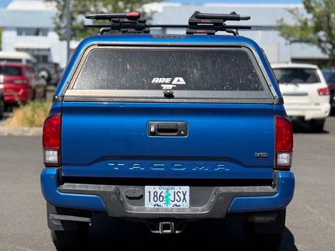 Used 2017 Toyota Tacoma TRD Off-Road AWD/4WD image 4