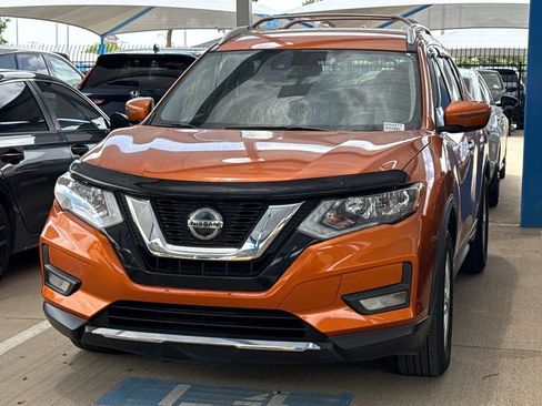 Used 2020 Nissan Rogue SV FWD image 1