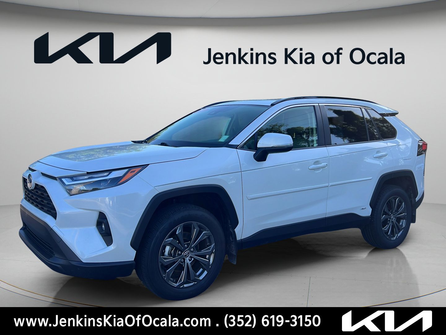 Used 2022 Toyota RAV4 XLE Premium AWD/4WD image 7