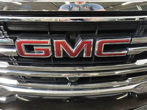 Used 2023 GMC Acadia SLT w/ Technology Package FWD image 10