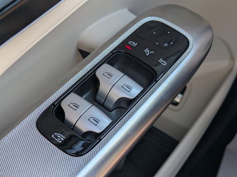 Used 2025 Mercedes-Benz GLC 300 image 27