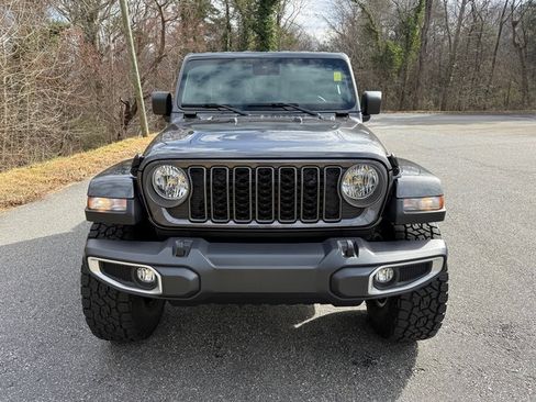 Used 2025 Jeep Gladiator Sport image 3