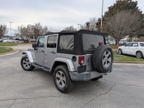 Used 2018 Jeep Wrangler Unlimited Sahara w/ Connectivity Group image 7