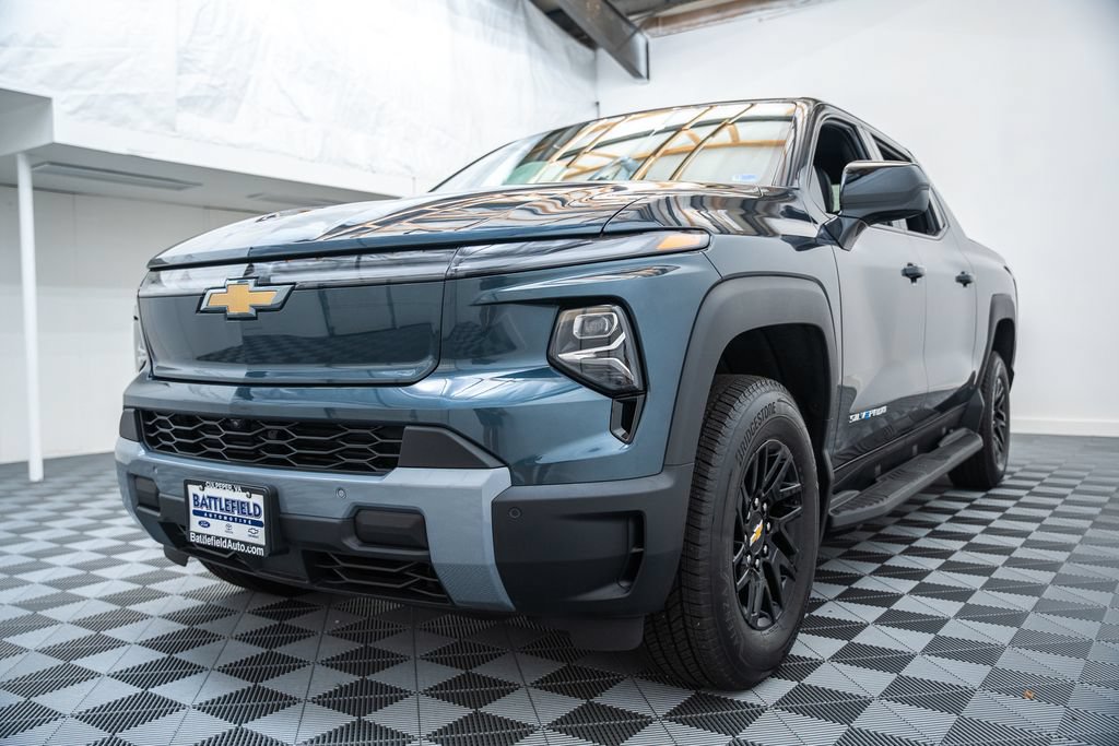 Used 2026 Chevrolet Silverado EV LT AWD/4WD image 3