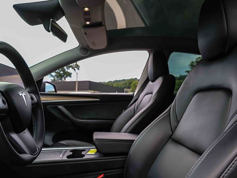 Used 2023 Tesla Model Y AWD image 9