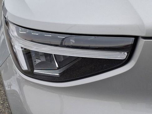 Certified 2025 Volvo XC40 B5 Plus image 9
