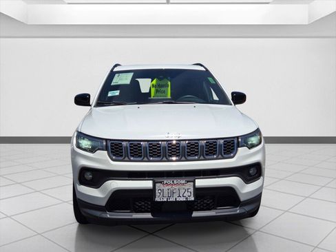 Used 2024 Jeep Compass Latitude AWD/4WD image 2