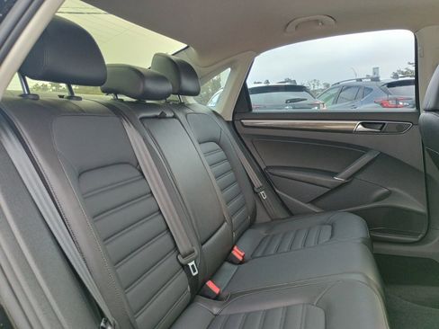 Used 2018 Volkswagen Passat 2.0T SEL Premium image 21