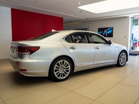 Used 2016 Lexus LS 460 w/ Comfort Package RWD image 6