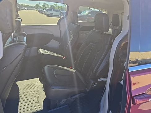 Used 2017 Chrysler Pacifica Touring-L Plus w/ Tire & Wheel Group FWD image 17