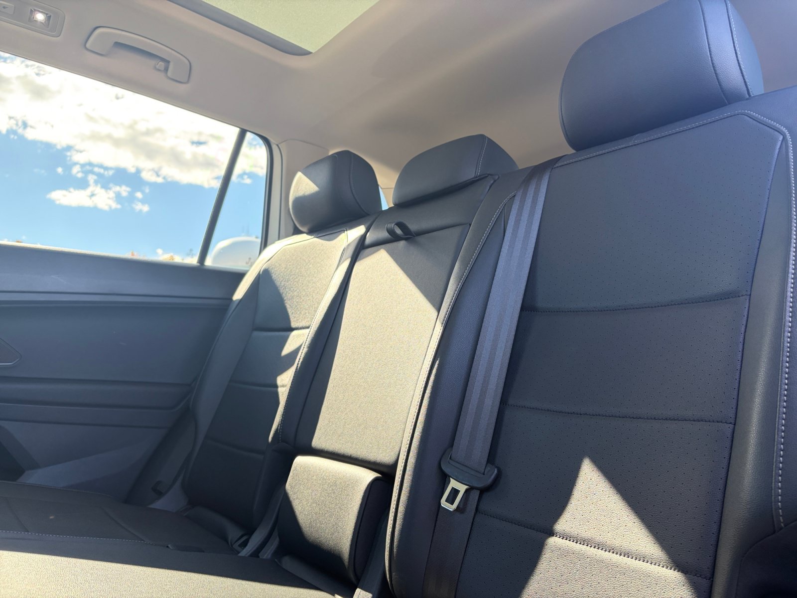 Used 2020 Volkswagen Tiguan SE w/ Panoramic Sunroof Package AWD/4WD image 17