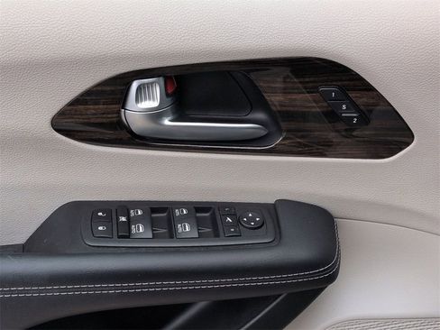 Used 2023 Chrysler Pacifica Limited image 24