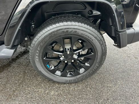 Used 2022 Jeep Wrangler Unlimited Sahara w/ Cold Weather Group AWD/4WD image 12