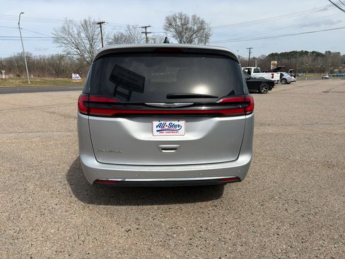 Used 2023 Chrysler Pacifica Touring-L image 8