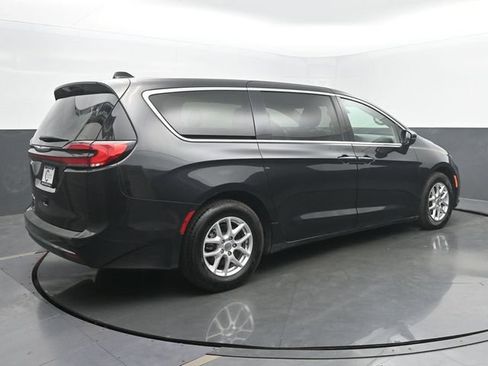 Used 2023 Chrysler Pacifica Touring-L FWD image 4